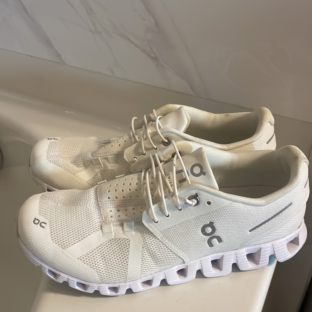 barely worn womens on cloud shoes